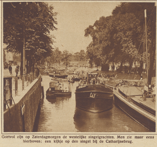 870202 Gezicht op het scheepvaartverkeer in de Stadsbuitengacht te Utrecht vanaf de Catharijnebrug, met op de ...
